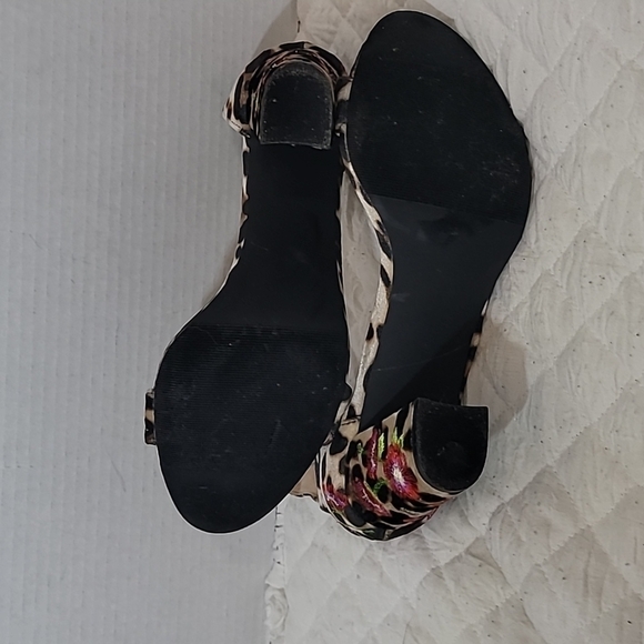 Madden Girl Behave Sandals Size  9 - Picture 4 of 7